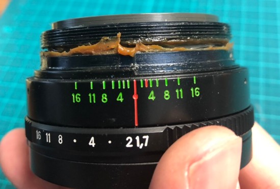 ロシア製 ゼニター MC ZENITAR-ME1 50mm F1.7 M42 スクウェア絞り ヘリコイドにグリース付着