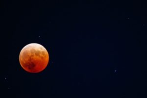 ２０２２年１１月８日２０時に埼玉県にて望遠レンズで撮影した４４２年ぶりの皆既月食