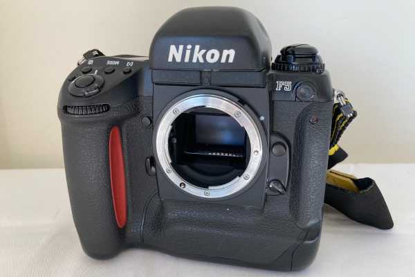 壊れたフィルムカメラ買取】ニコン Nikon F5 ボディ 電池室液漏れ・通電不可の査定価格 – オールドレンズ修理屋