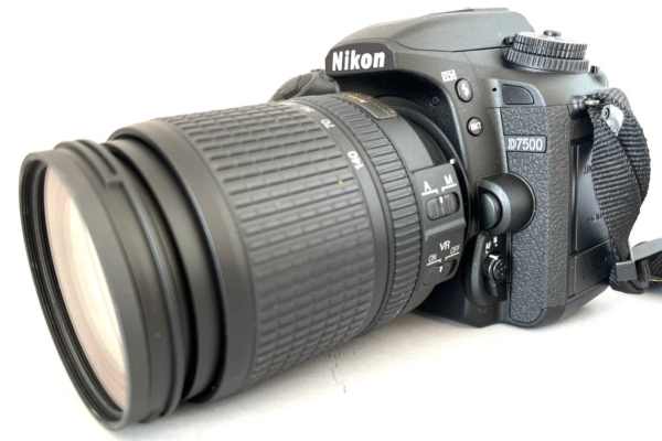 【カメラ買取】ニコン Nikon D7500 / AF-NIKKOR 18-140mm F3.5-5.6 G ED DX VR シャッター数７回の査定価格