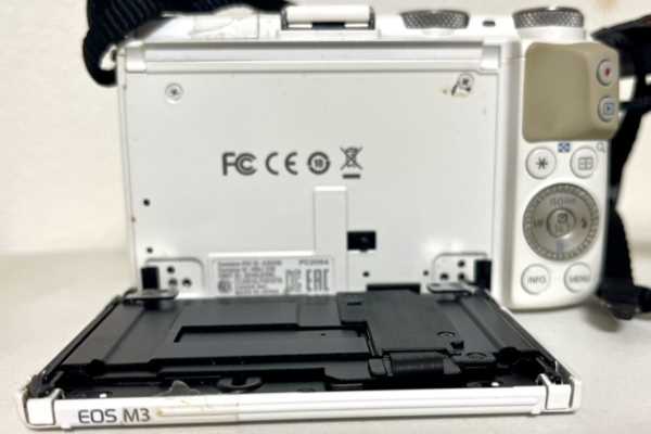 【カメラ買取】キヤノン Canon EOS M3 画面破損の査定価格
